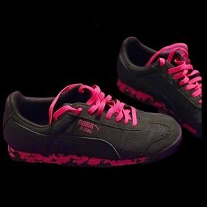 Pink and Black Puma Running Shoes. Size 5.5 👟